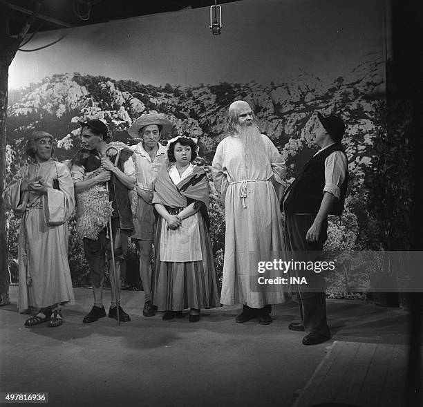 Around Jackie Sardou, the actors of the play "Tell Provençal".