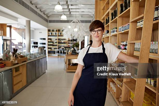portrait of cool female deli shop clerk - apron woman photos et images de collection
