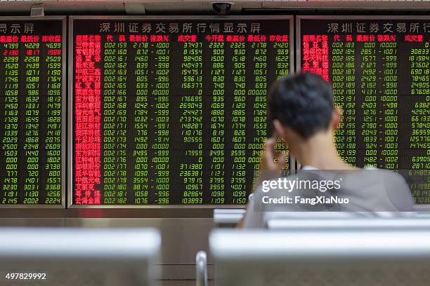 chinesische bürger beobachten aktienmarkt, peking 2015 - stock market crash stock-fotos und bilder