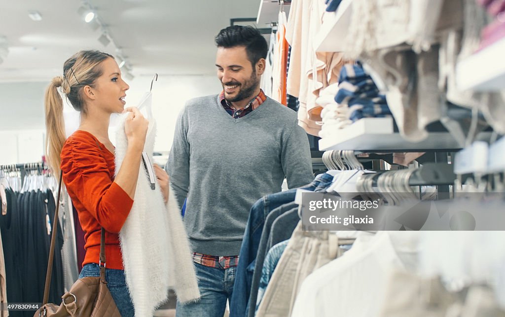 Coppia di comprare vestiti a grandi magazzini.