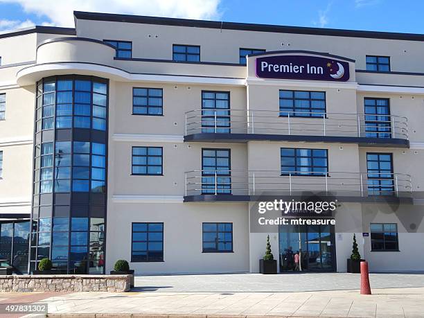 imagen de la arquitectura contemporánea de premier inn exmouth hotel frente al mar - prime minister fotografías e imágenes de stock