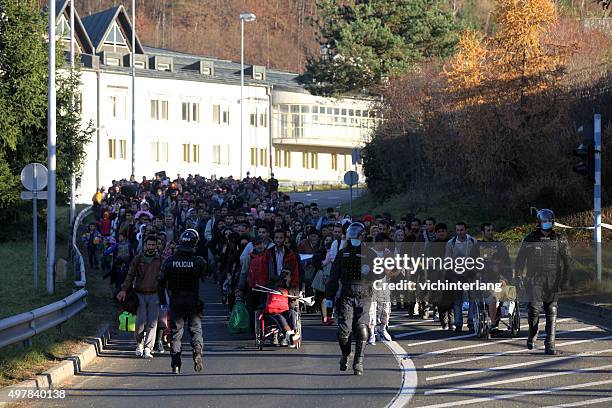 os refugiados na eslovênia-áustria fronteira, 18 de novembro de 2015. - pessoa desalojada - fotografias e filmes do acervo