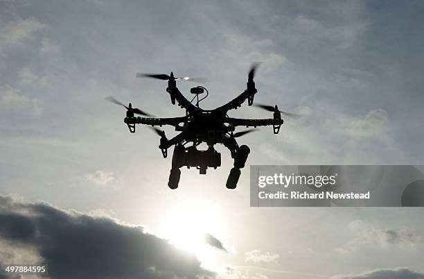drone at sunset - dron fotografías e imágenes de stock