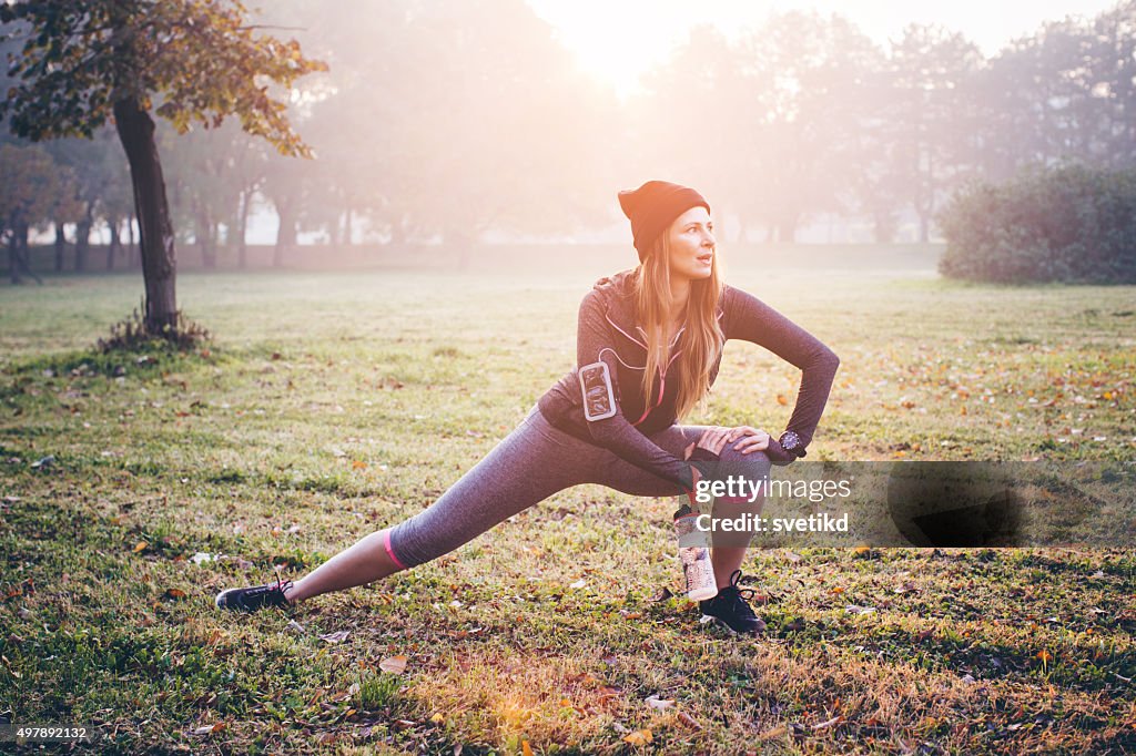 Dehnen vor dem Joggen