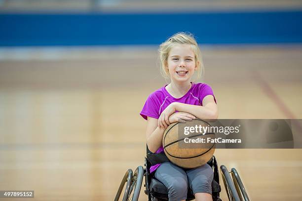 behinderte mädchen spielen basketball - child in wheelchair stock-fotos und bilder