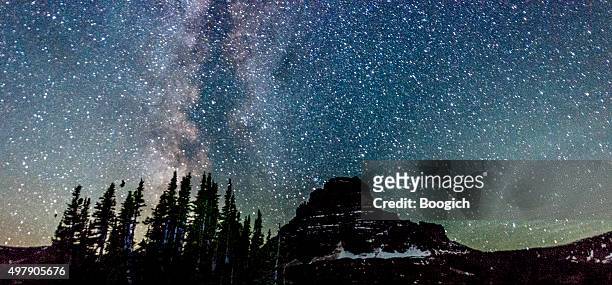 milky way galaxy vista reynolds mountain parque nacional de los glaciares, montana - parque nacional glacier fotografías e imágenes de stock