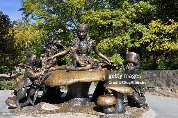 alice in wonderland sculpture, de central park, manhattan, nueva york. - central park fotografías e imágenes de stock