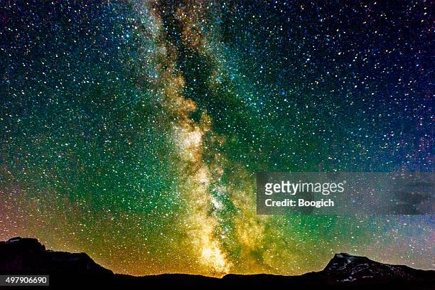 milchstraße galaxy view reynolds berg glacier national park, montana - logan pass stock-fotos und bilder