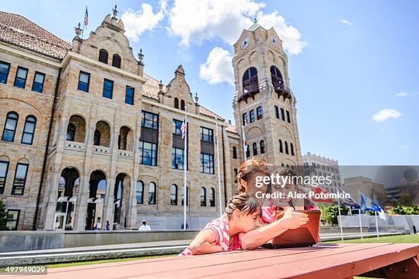 family, mother with two daughters, reading info at the laptop - scranton pennsylvania 個照片及圖片檔