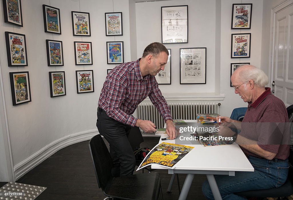 Don Rosa signing his work for one of his fans. Keno Don Hugo...