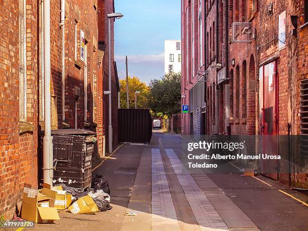 manchester, ancoats neighbourhood - closed gate - no trespassing segnale inglese foto e immagini stock