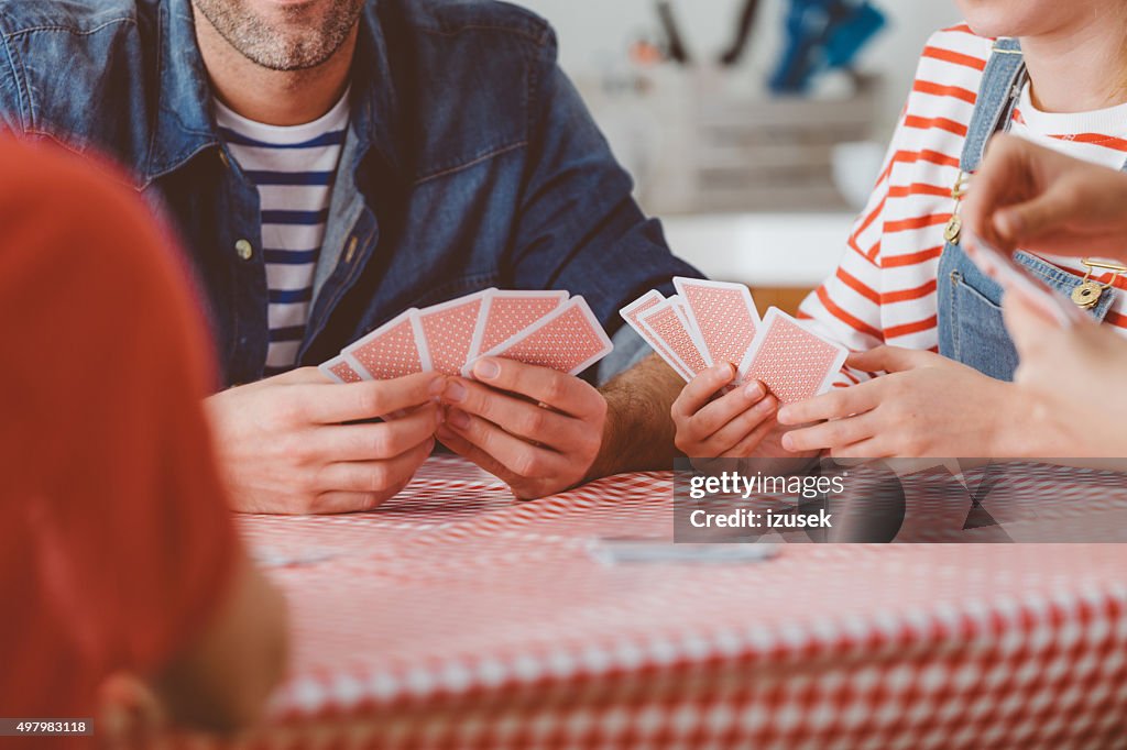 Familia jugando cards