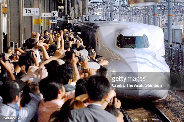 Railway fans take photographs of the new Tokaido Shinkansen bullet train 'N700' approaching to a platform at Nagoya Station on July 1, 2007 in...