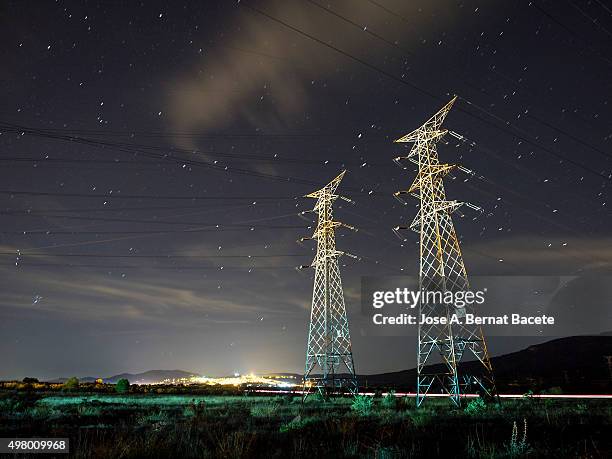 towers and electrical cables of high tension in the night - ingenieria stock pictures, royalty-free photos & images