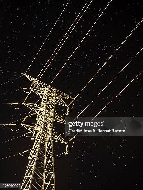 towers and electrical cables of high tension in the night - ingenieria stock pictures, royalty-free photos & images