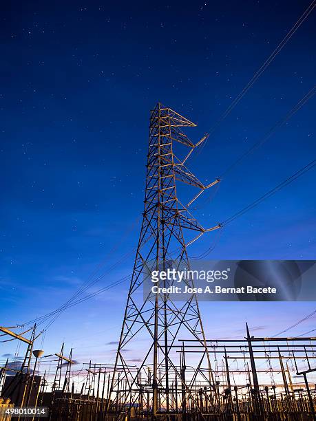 towers and electrical cables of high tension in the night - ingenieria stock pictures, royalty-free photos & images
