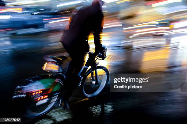 mann radfahren - fahrrad nacht stock-fotos und bilder