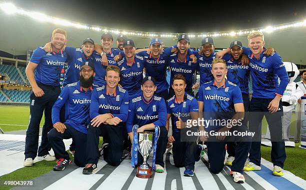 England celebrate winning the One Day International series between Pakistan and England at Dubai Cricket Stadium on November 20, 2015 in Dubai,...