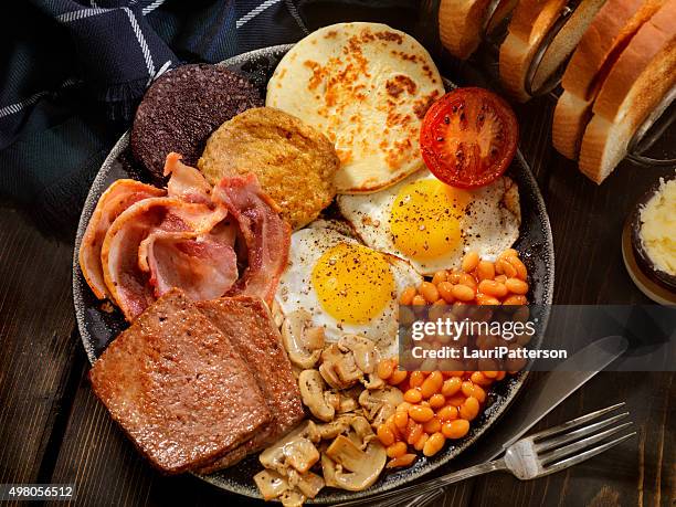 full traditional scottish breakfast - schotse cultuur stockfoto's en -beelden