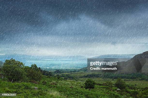 rainy landschaft - regenwetter stock-fotos und bilder