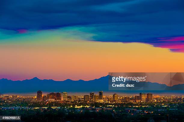 アリゾナ州フェニックスのパノラマに広がる街並みの眺めを、スコッツデールの上空から見た夕日 - フェニックス ストックフォトと画像