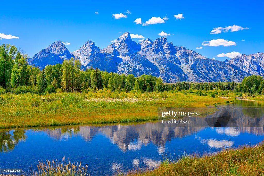 Grand Tetons mountains, Sommer, blauer Himmel und Wasser Reflexionen, Snake River