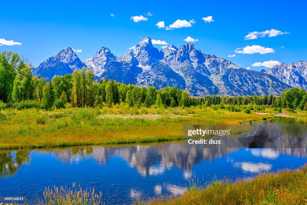 Grand-Tetons montañas, el verano azul cielo, agua, reflexiones, del río Snake