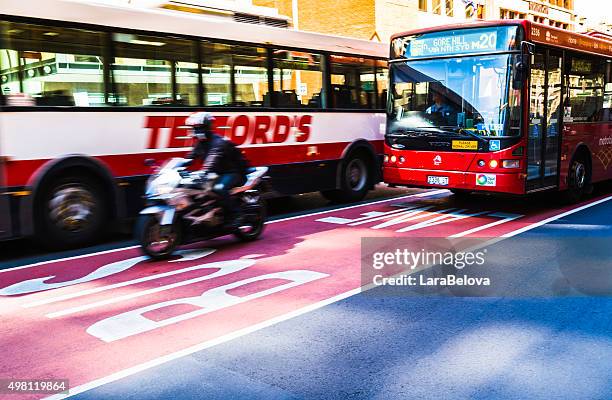 traffic in sydney - sydney buses stockfoto's en -beelden