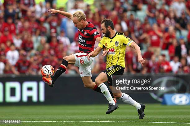 Mitch Nichols of the Wanderers and Andrew Durante of Phoenix contest the ball during the round seven A-League match between Western Sydney Wanderers...
