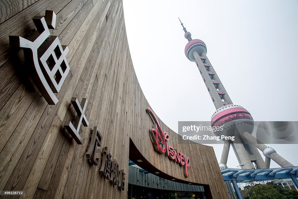 Shanghai Disney flagship store, under the Oriental Pearl TV...