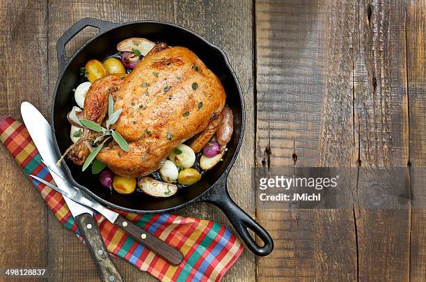 pollo asado con papas y cebollas en hierro fundido de pan. - chicken meat fotografías e imágenes de stock