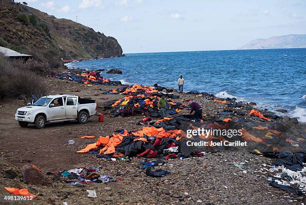 schwimmwesten von migants stränden verstreut auf lesbos - life jacket stock-fotos und bilder