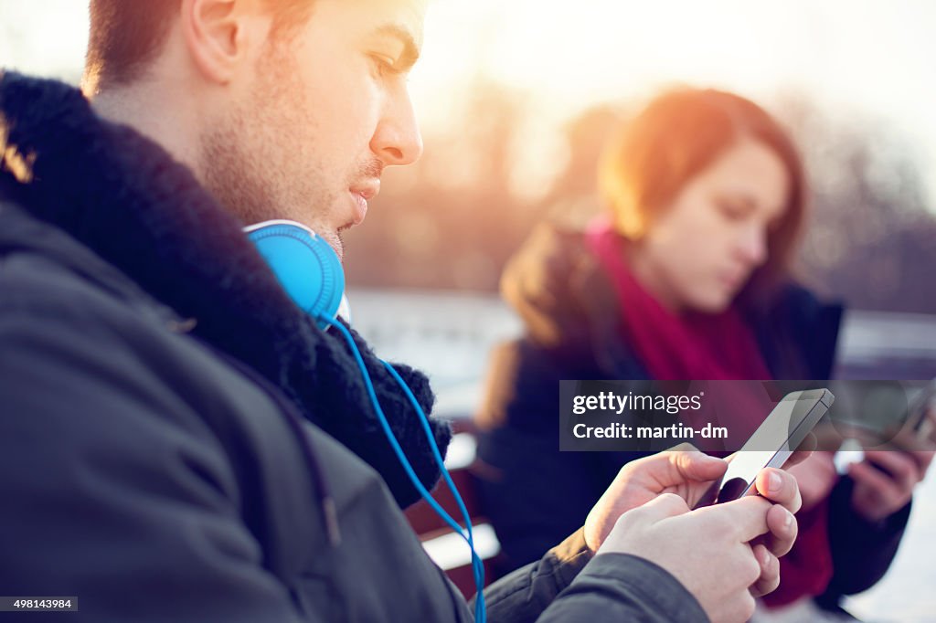 Aburrido pareja enviando mensajes de texto libre