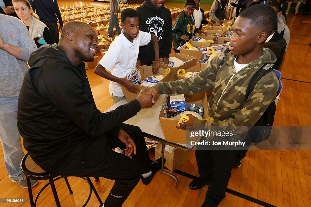 Zach Randolph Distributes Holiday Food Baskets