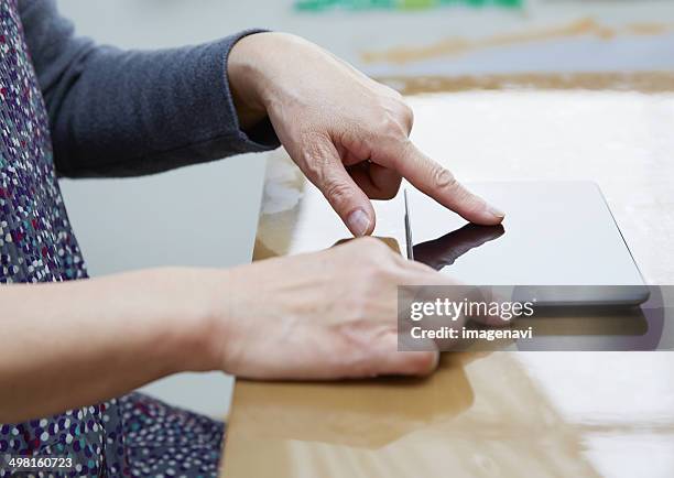 Hand Tapping On Table Hand Tapping Table Fotografías e imágenes de stock - Getty Images