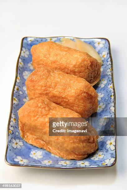 inarizushi (sushi in fried tofu) - inarizushi stock-fotos und bilder