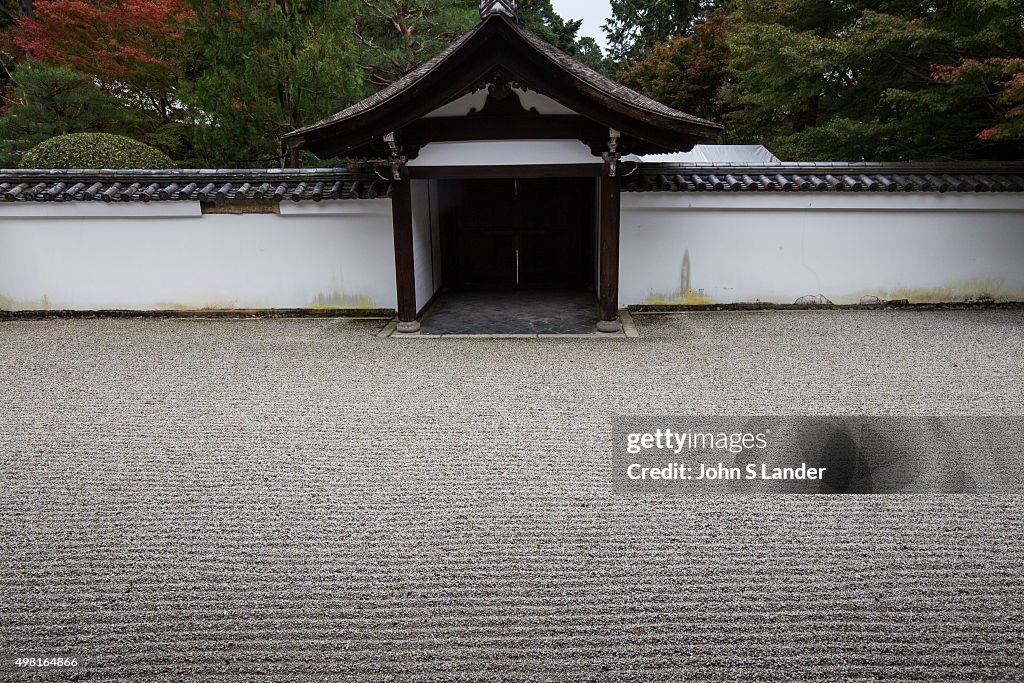 Ryogin-an is well known for its three zen karesansui gardens...