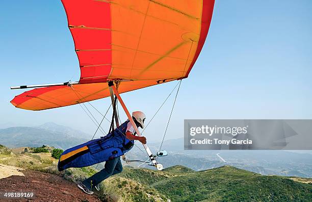 hang glider pilot taking off - paragliding stockfoto's en -beelden