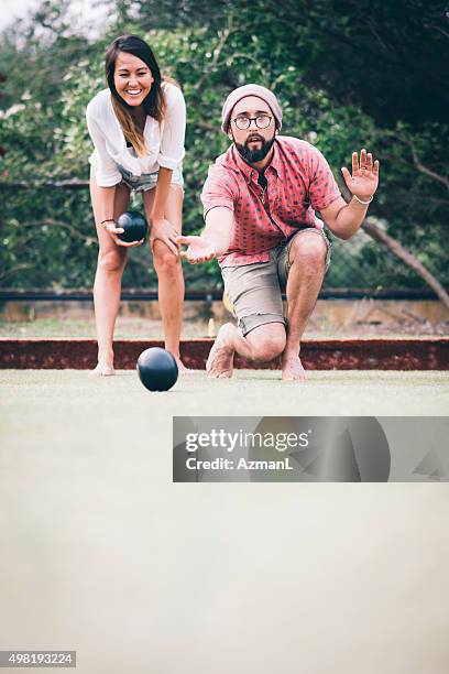 dieses spiel ist connencting uns noch mehr. - lawn bowls stock-fotos und bilder