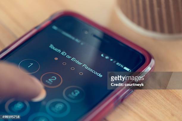 apple iphone 6 sur un tableau indiquant mot de passe. - main iphone photos et images de collection