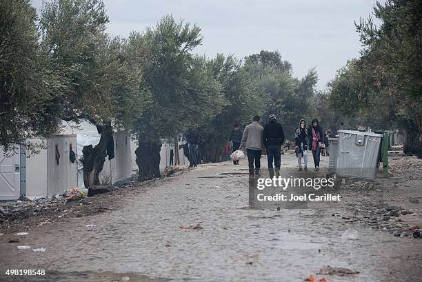 sirio los refugiados en kara tepe camp en lesbos, grecia - refugiado fotografías e imágenes de stock
