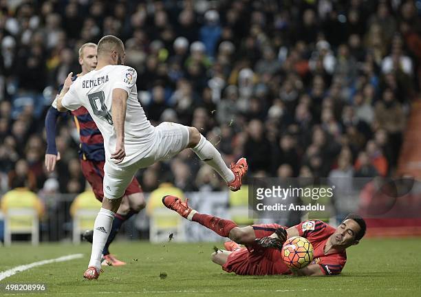 Real Madrid's Karim Benzema in action against goalkeeper Claudio Bravo of Barcelona during the Spanish league 'El Clasico' football match between...