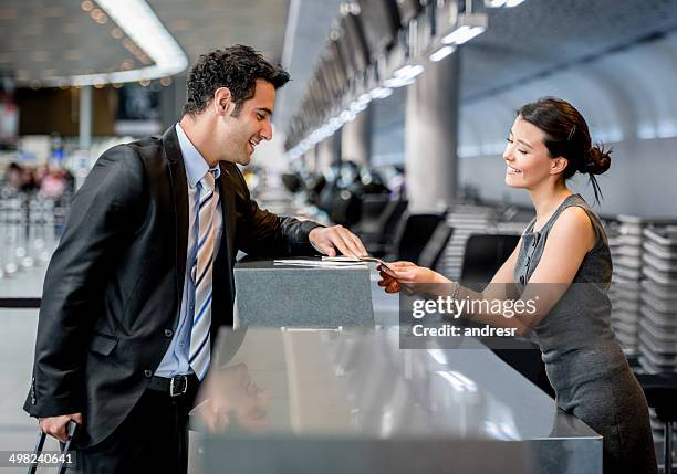 un hombre de negocios viaje - ticket counter fotografías e imágenes de stock