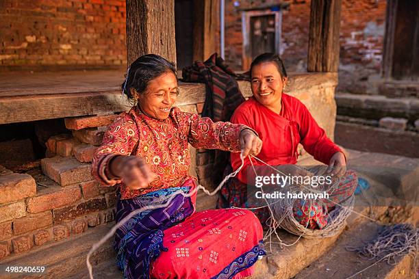 zwei nepali frauen spinnen wolle in bhaktapur, nepal - piazza durbar kathmandu stock-fotos und bilder