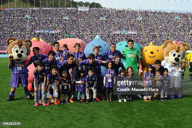 Players of Sanfrecce Hiroshima pose for photograph prior to the J. League match between Sanfrecce Hiroshima and Shonan Bellmare.Hiroshima won the J1...
