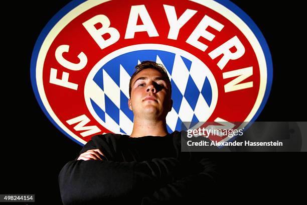 Bayern Muenchen player Mario Goetze poses during his visit at the FC Bayern Erlebniswelt museum at Allianz Arena on November 22, 2015 in Munich,...