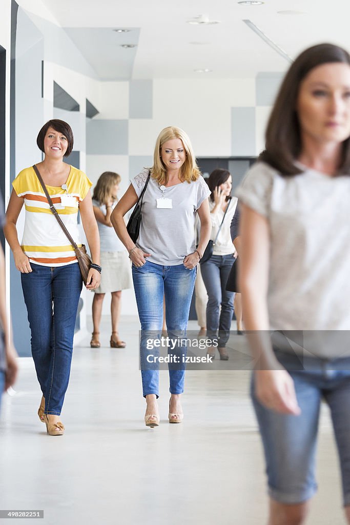 Grupo de mulheres, andar