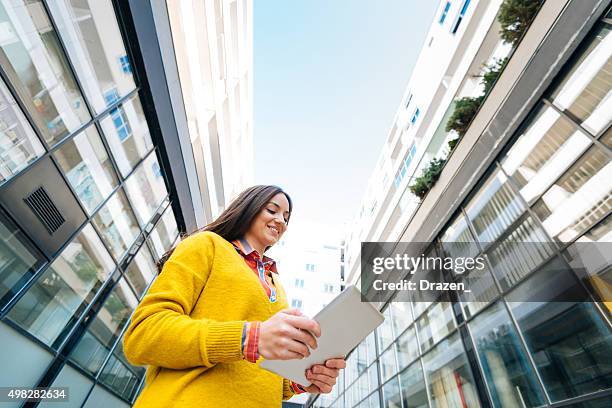 frau einreichung kreative projekt für zuschauer finanzierung und stratup business - digitale transformation stock-fotos und bilder