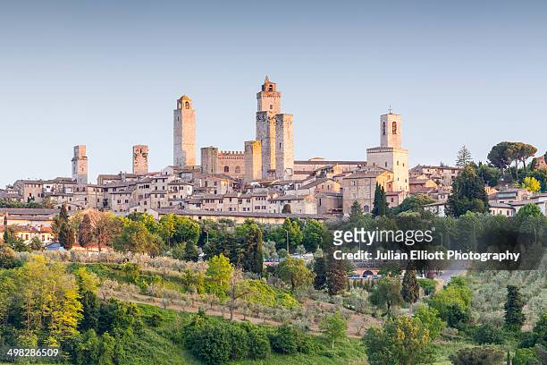 the hilltop town of san gimignano, tuscany. - san gimignano stock pictures, royalty-free photos & images
