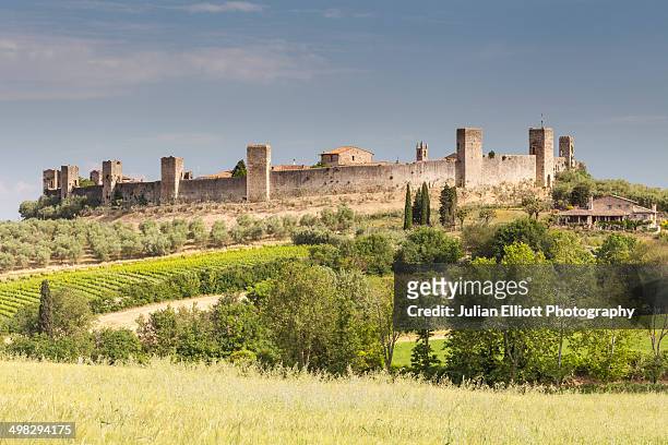 the walled medieval town of monteriggioni, tuscany - monteriggioni stock pictures, royalty-free photos & images